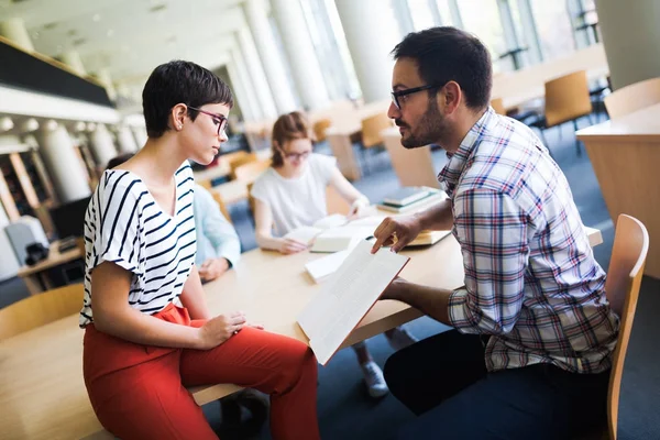  kitaplıkta vakit öğrenciler