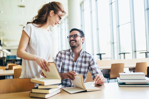  kitaplıkta vakit öğrenciler