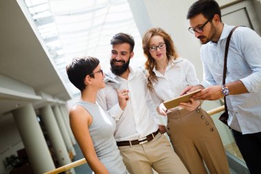 İşten serbest zaman sahip cazip iş adamları portresi