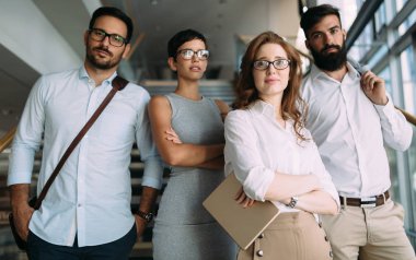 İş adamları ekibinin başarılı genç bakış açısı portresi