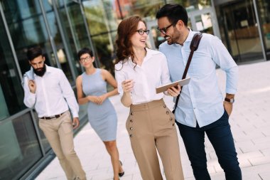 Yakışıklı işadamı ve işten molada güzel iş kadını resmi