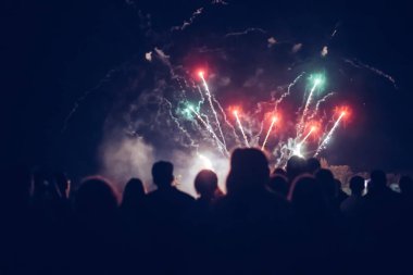 Kalabalık havai fişek izlerken
