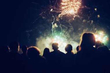 Kalabalık havai fişek izlerken