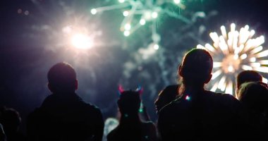 Kalabalık havai fişek izlerken