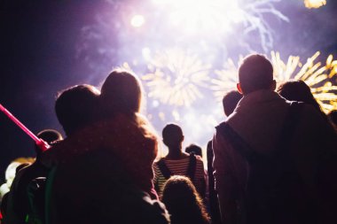 Kalabalık havai fişek izlerken