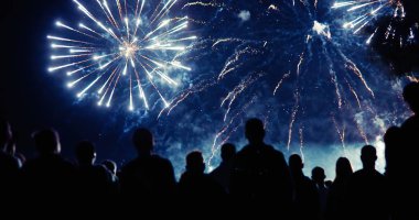 Kalabalık havai fişek izlerken