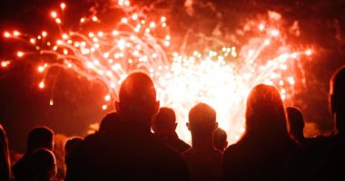 Kalabalık havai fişek izlerken