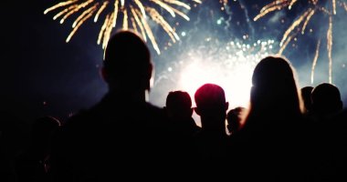 Kalabalık havai fişek izlerken