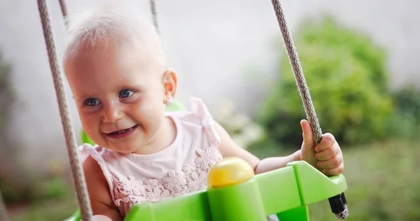 Glücklich Schönes Baby Genießt Outdoor Aktivitäten Und Lächelt Beim Schaukeln — Stockfoto