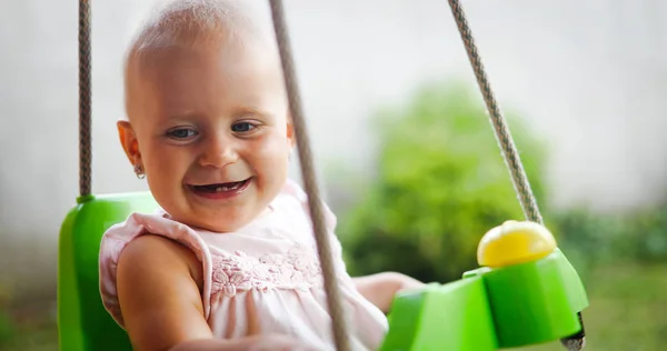 Glücklich Schönes Baby Genießt Outdoor Aktivitäten Und Lächelt Beim Schaukeln — Stockfoto