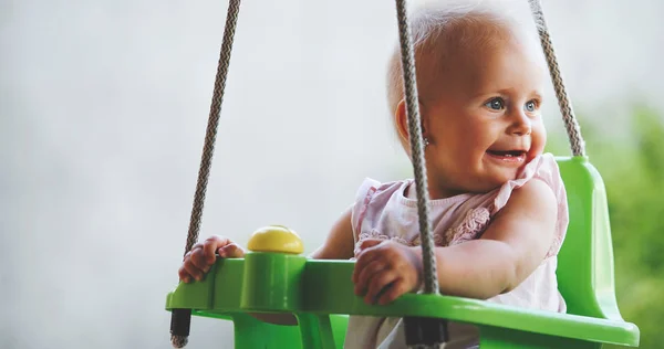 Glücklich schönes Baby genießen im Freien — Stockfoto