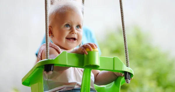 Glücklich schönes Baby genießen im Freien — Stockfoto