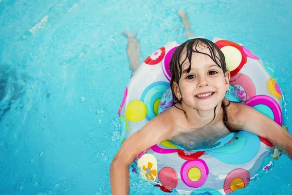 Yüzme havuzunda küçük bir kız