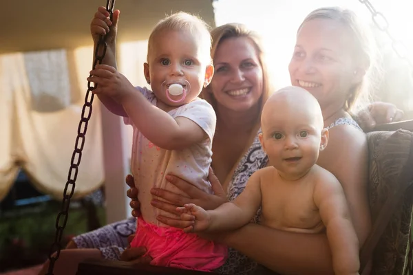 Deux Mères Heureuses Qui Passent Bon Temps Avec Leurs Enfants — Photo