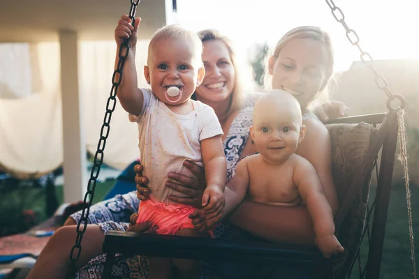 Duas Mães Felizes Divertindo Muito Com Seus Filhos — Fotografia de Stock
