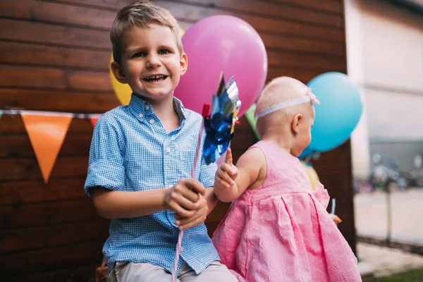 Garçon et petite fille à la fête d'anniversaire — Photo