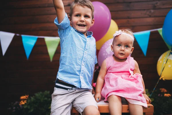 Αγόρι και κορίτσι σε πάρτι γενεθλίων — Φωτογραφία Αρχείου