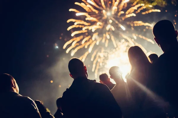 Menigte kijken vuurwerk — Stockfoto