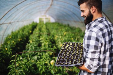 Genç adam tesisi işi