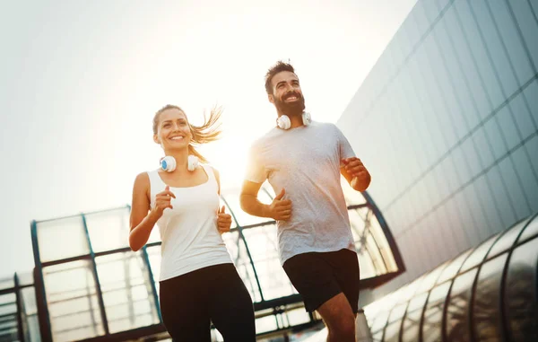 Pareja corriendo juntos — Foto de Stock