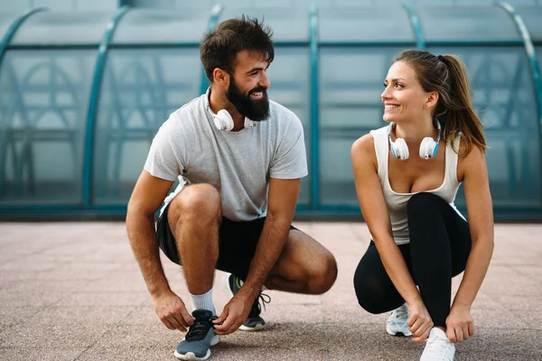 Attractive happy fitness couple — Stock Photo, Image