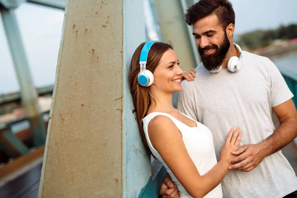 Aantrekkelijke gelukkig fitness paar — Stockfoto
