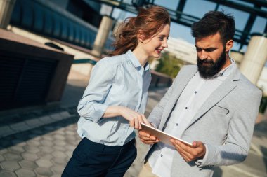 İş arkadaşları tatilinde konuşmak 