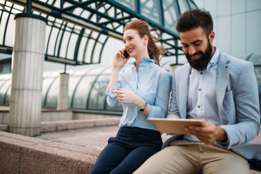 İş arkadaşları tatilinde konuşmak 