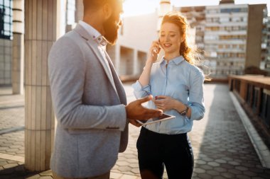 İş arkadaşları tatilinde konuşmak 