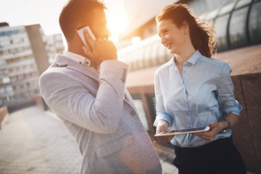 İş arkadaşları tatilinde konuşmak 