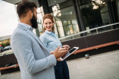 yakışıklı işadamı ve çekici işkadını