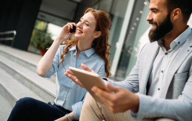 yakışıklı işadamı ve çekici işkadını