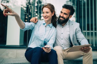 yakışıklı işadamı ve çekici işkadını