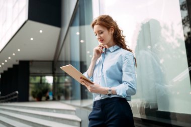 Dijital tablet kullanan genç iş kadını 