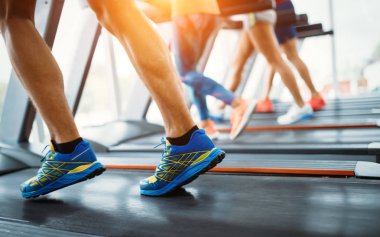 kardiyo egzersizi koşu bandı üzerinde yapan insanlar 