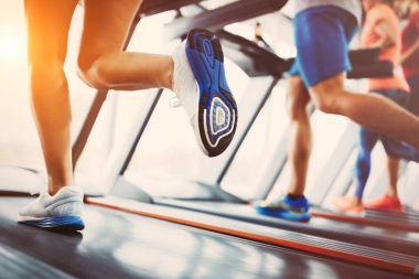 kardiyo egzersizi koşu bandı üzerinde yapan insanlar 