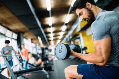  güçlü adam egzersizleri yapıyor