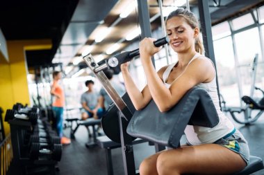  güzel kadın egzersizleri yapıyor