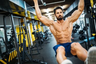  güçlü adam egzersizleri yapıyor