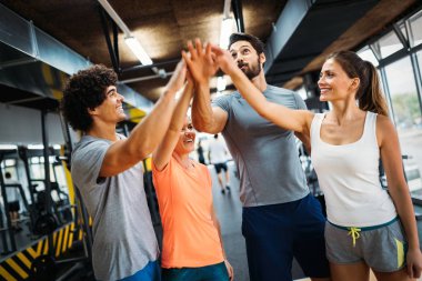 Genç neşeli fitness takım spor salonunda portresi
