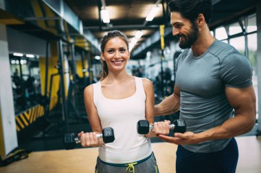 kişisel antrenör ile egzersizleri yapıyor kadın