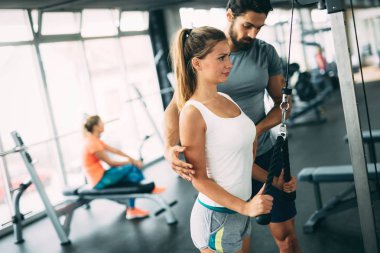  kişisel antrenör ile egzersizleri yapıyor kadın