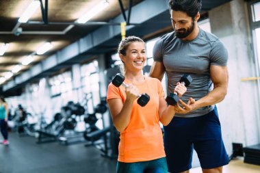 kişisel antrenör ile egzersizleri yapıyor kadın