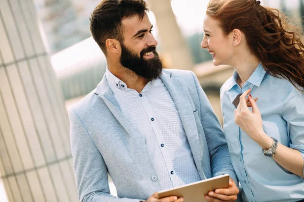 Unternehmenskollegen reden in der Pause — Stockfoto