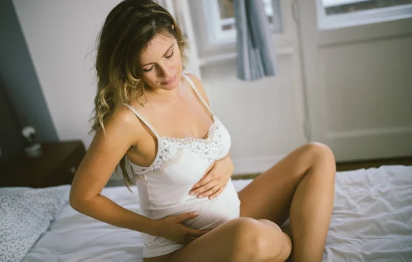 Portret van aantrekkelijke zwangere vrouw — Stockfoto