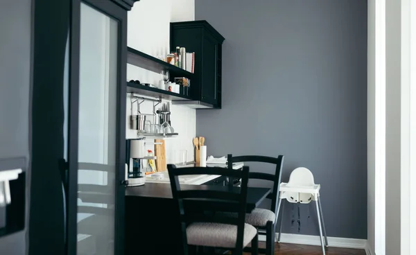 黒いテーブルとモダンなキッチン — ストック写真