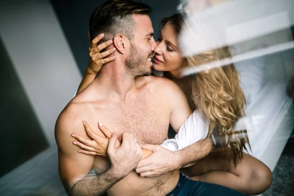 Пара ділиться інтимними моментами — стокове фото