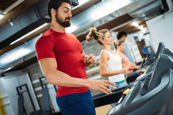 Ung Vacker Man Gör Konditionsträning Löpbandet Gymmet — Stockfoto