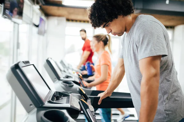 Ung Vacker Man Gör Konditionsträning Löpbandet Gymmet — Stockfoto