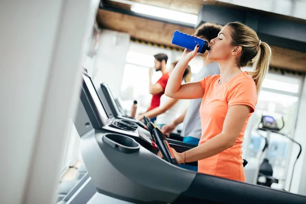 Ung Attraktiv Kvinna Gör Konditionsträning För Viktminskning Gymmet — Stockfoto